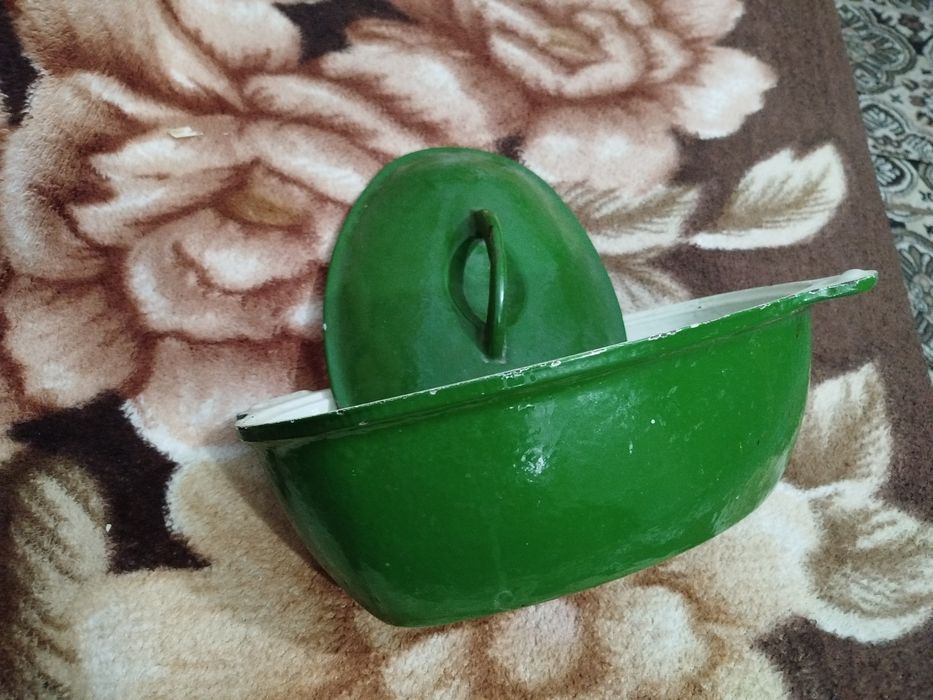 Продается чугунная кастрюля.