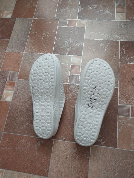 Продам новые шлепанцы размер 41