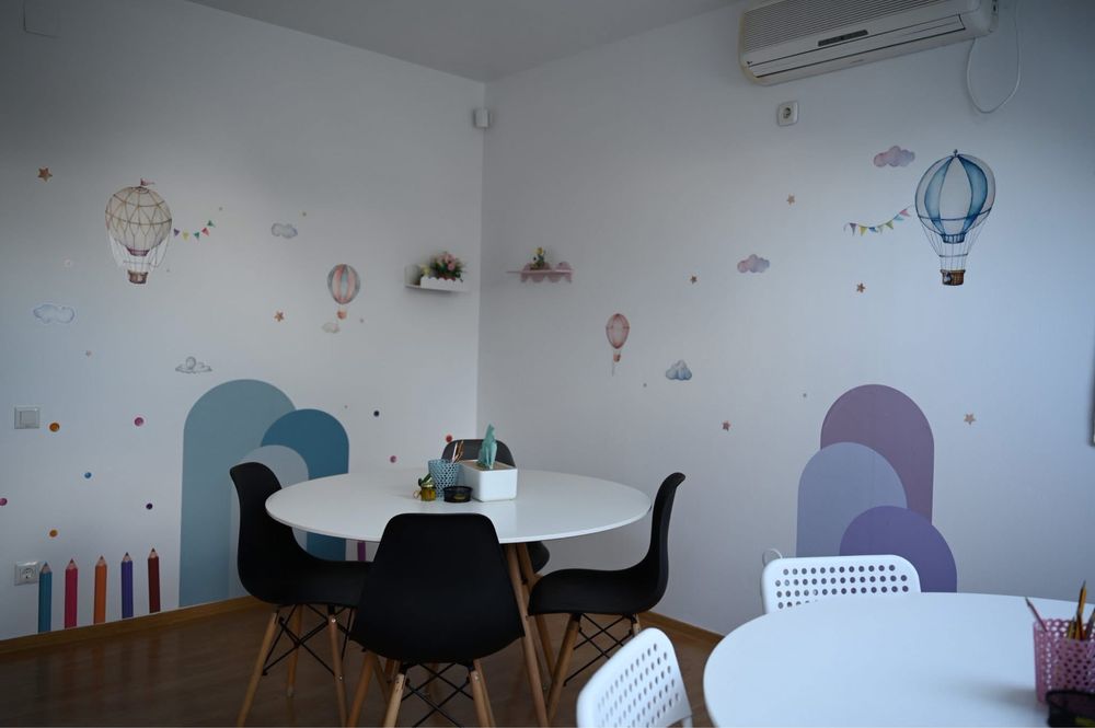 Închiriez săli de clasă complet dotate