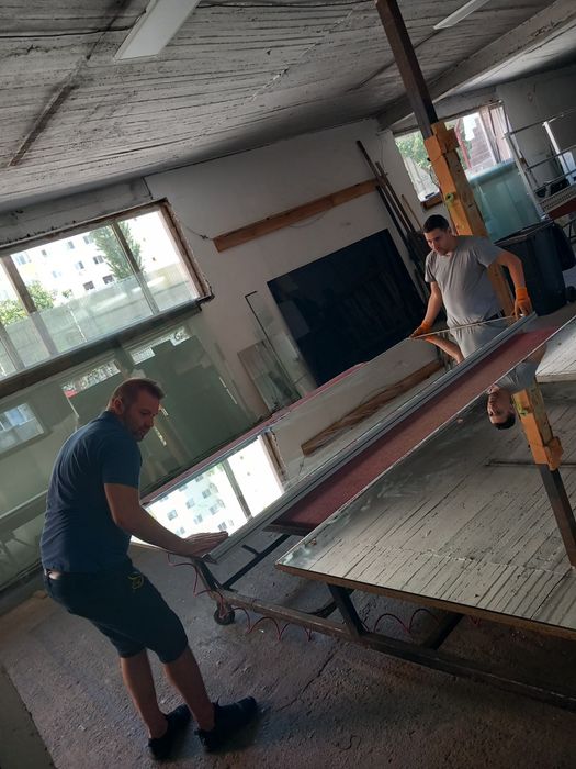 Geamgiu , tăiem si montăm geamuri la domiciliu , oglinzi