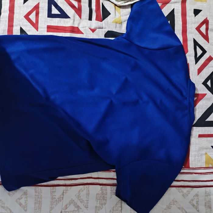 Продаю синий футболку