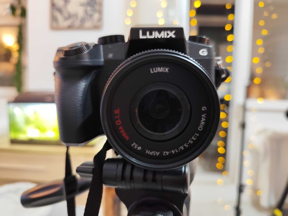 Panasonic Lumix G70 + Obiectiv 14–42mm + Geantă – Ca nouă