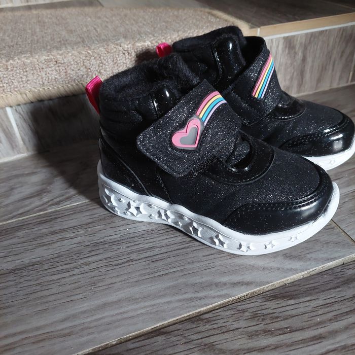 Детски пантофи и маратонки за момиче.