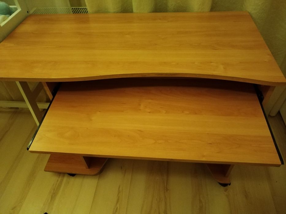 Birou cu spațiu pentru tastatură - 200 lei