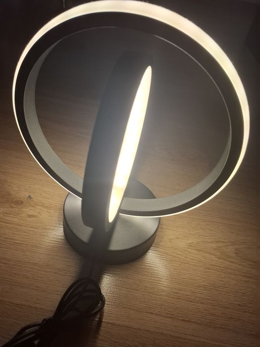 Led Лампа с интересен дизайн и три функции на светлината