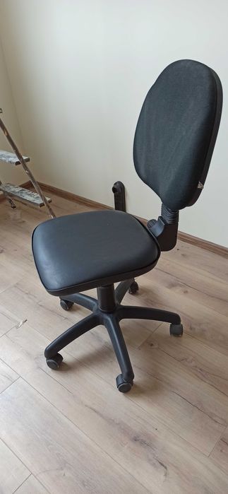 Офис стол. Текстил и кожа