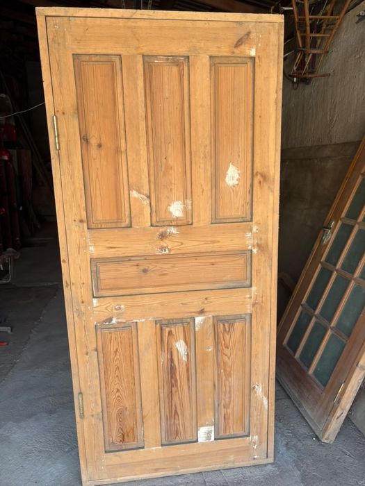 Продам новую деревяную дверь 90