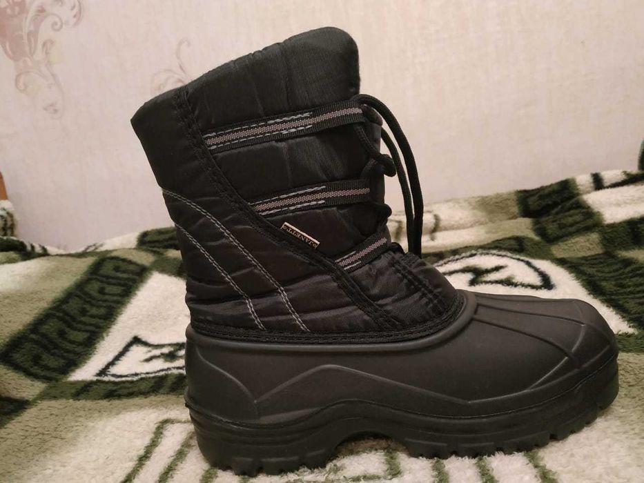 Сапоги спортивные, легкие. Сезон - холодная осень, зима. Размер 37