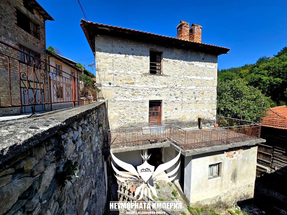 Продавам триетажна къща 150РЗП с 155кв. двор в село Малево