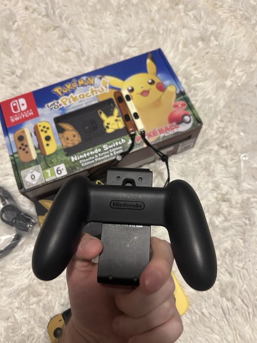 Nintendo Switch V1 – Ediție Pokémon Let’s Go Pikachu/Eevee (complet)