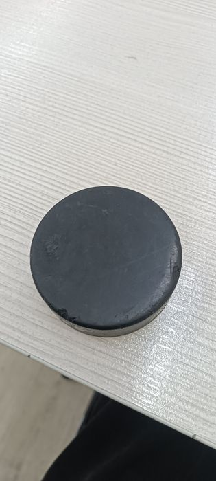 Продам две шайбы хоккейные