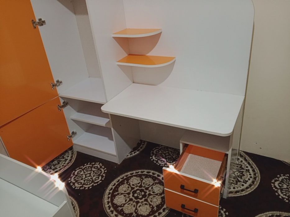 Yangi bolalar shkafi stol bilan, sabzirangda juda chiroyli mebel