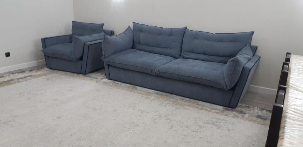 Синий диван с креслом