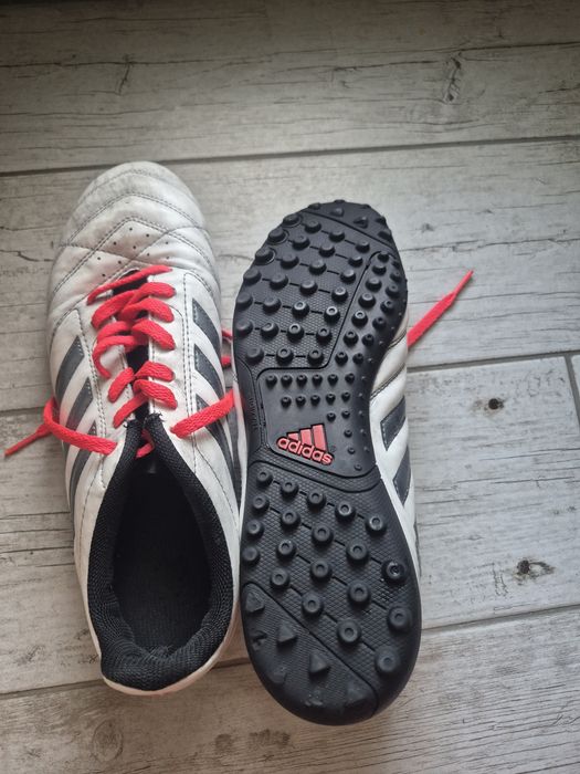 Adidasi fotbal sala si gazon