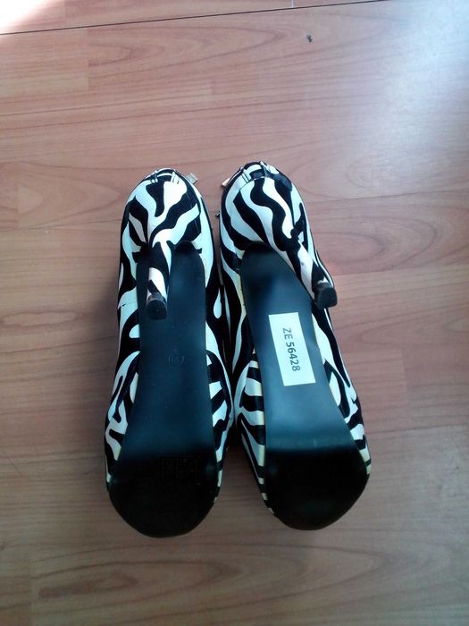 Продавам комплект дамски къс шлифер и обувки на токчета.