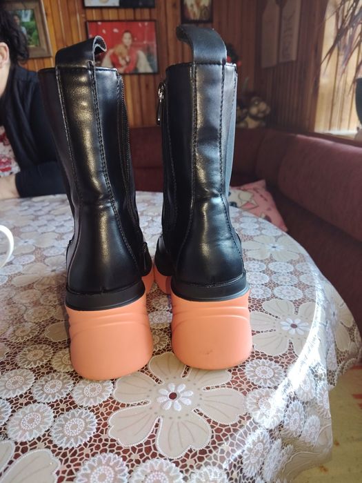 Дамски боти с дебел ток