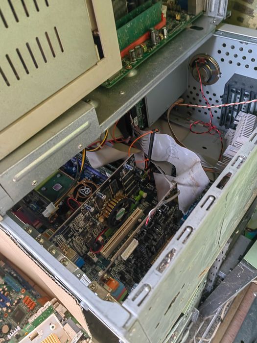 Стари компютри и компютърни части