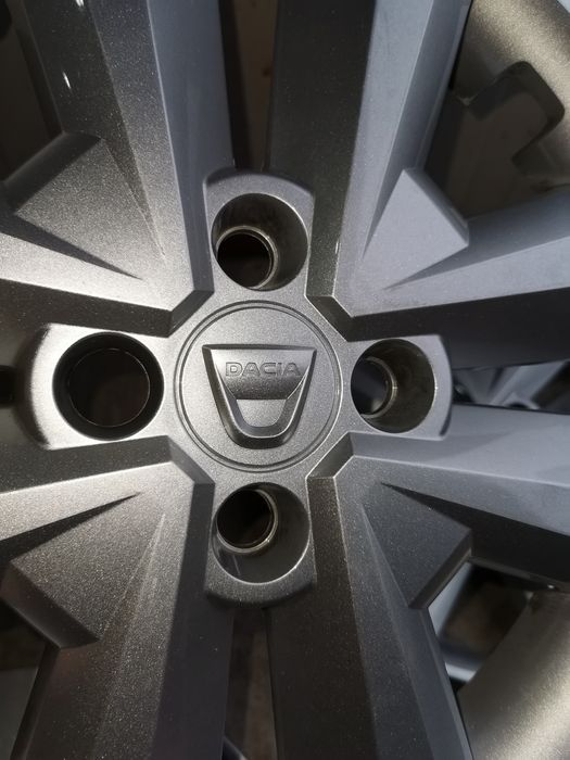 Capace originale Logan pe 15