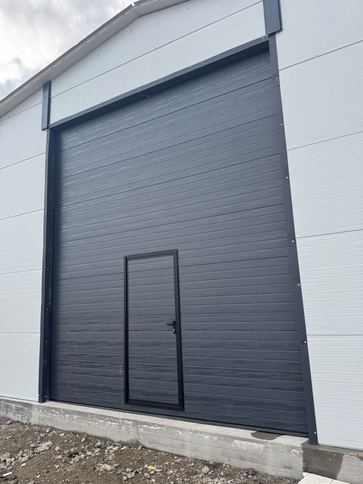 Vand Hala Metalica completa cu usi, panouri sandwich la cheie