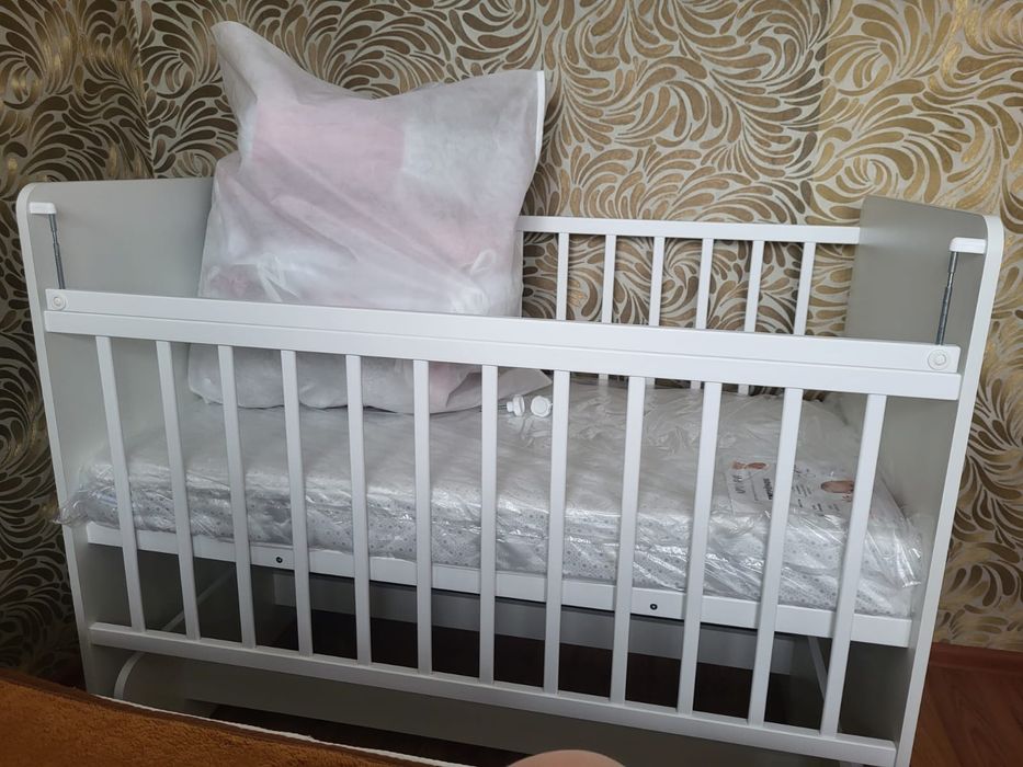 Продам  детскую кроватку с матрасом