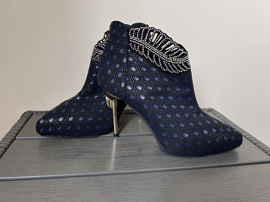 Ефектни дамски остри боти