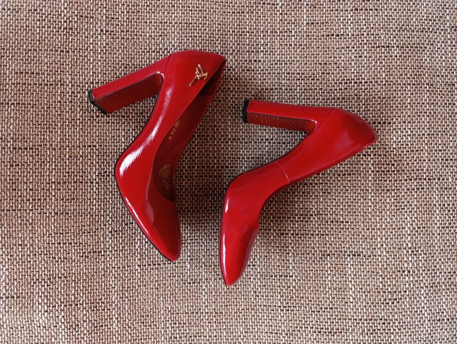 Женская обувь новая и б/у в отличном состоянии.  50 тысяч  каждая пара