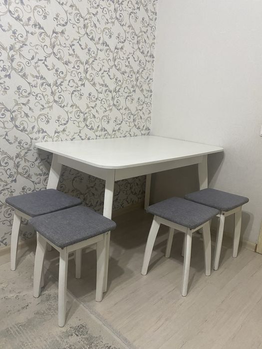 Кухонный стол со стульями