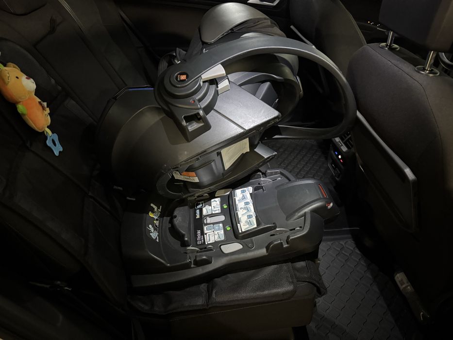 Vând scoică Stokke iZi Go Modular by BeSafe cu baza Isofix