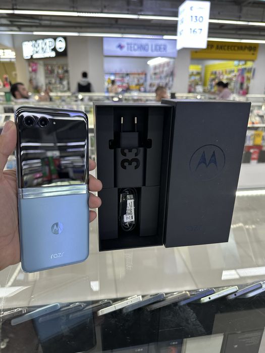 Moto Razl 40 ultra как новый