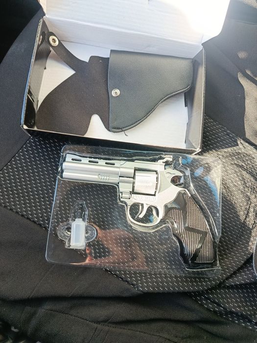 Продам игрушечный револьвер