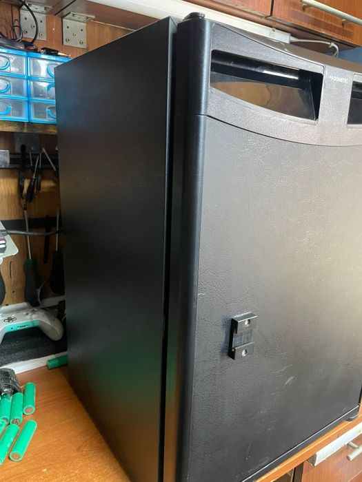 Minibar frigider dometic