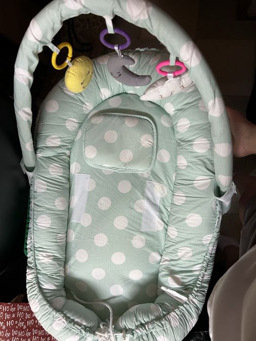 Бебешко гнездо с висящи играчки