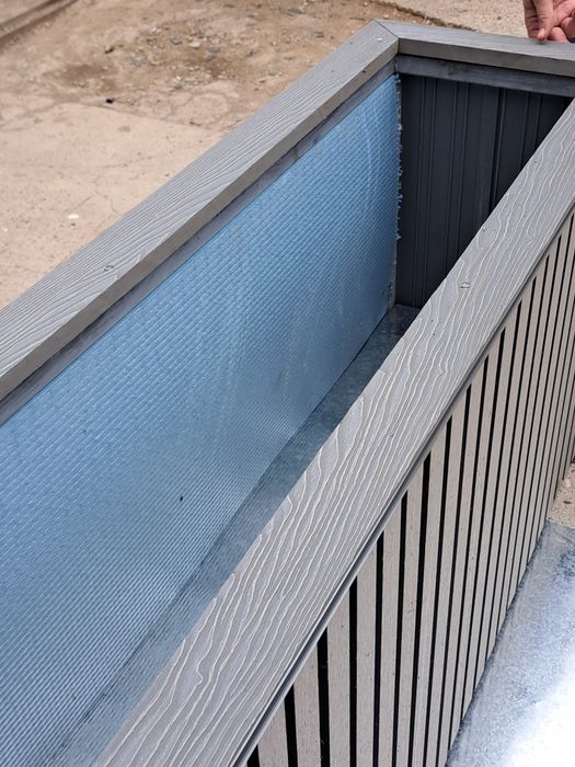 Кашпо из дпк фасадная свет серый.