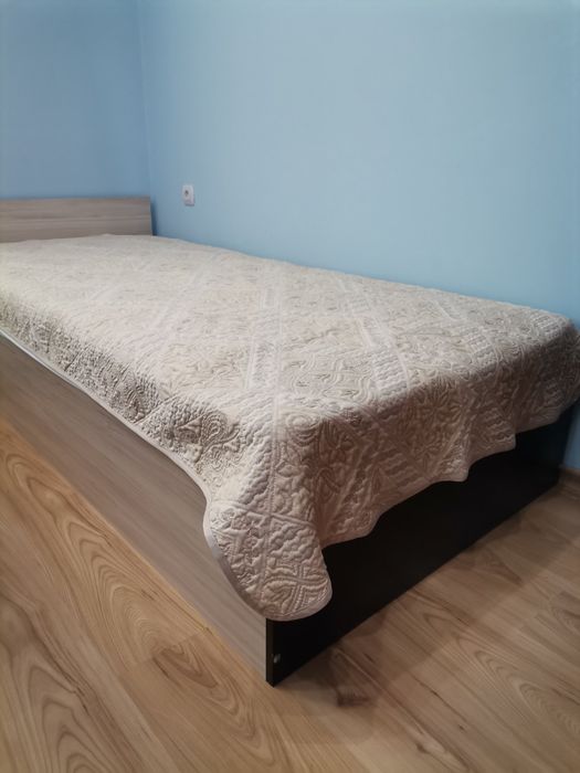 2 легла като нови и нощни шкафчета