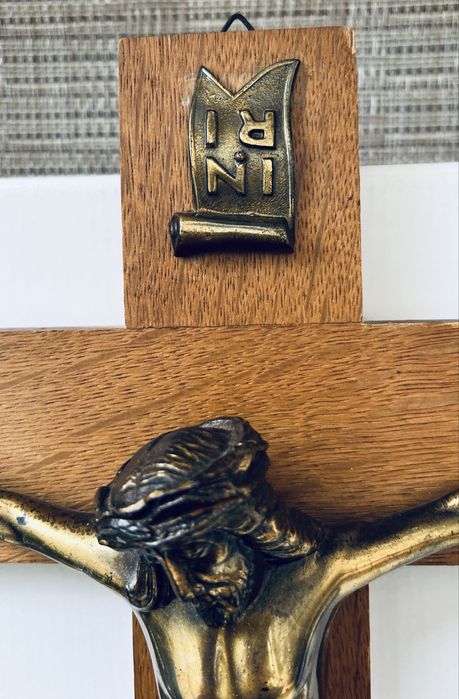 Дървен кръст с бронзова фигура Разпятие Христово