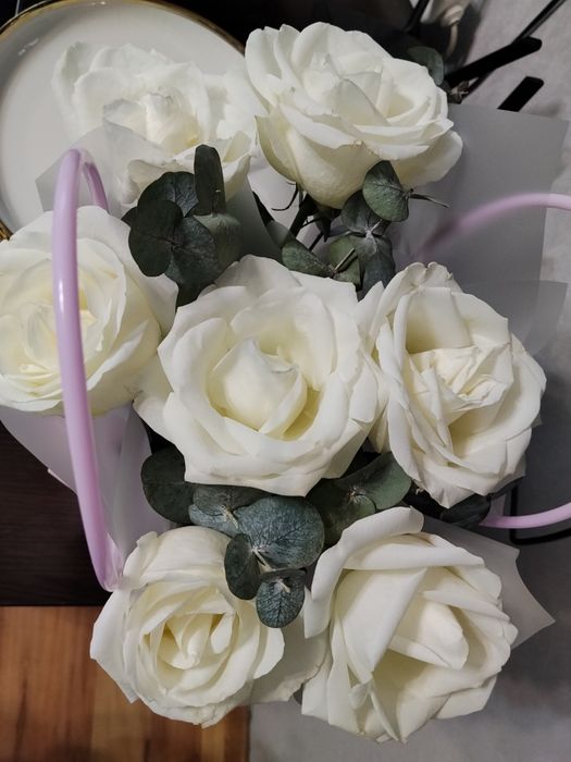 Цветы белые розы