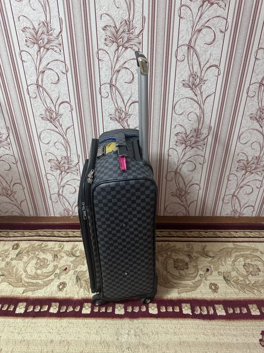Продам чемодан размер L за 4000 тг.
