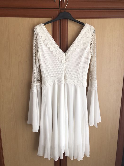 Елегантна бяла рокля