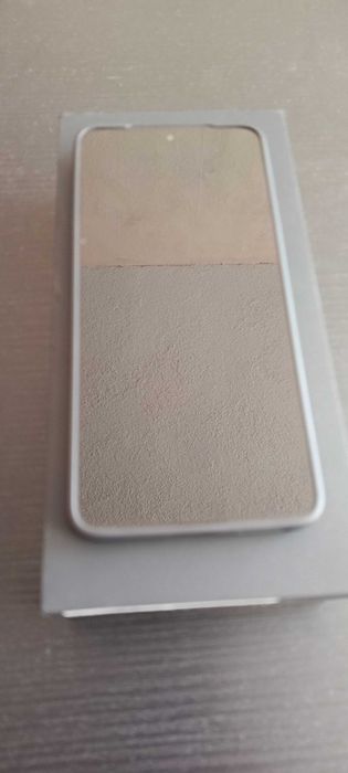 Продавам геймърски смартфон iQOO 13, черен (Alpha), 16GB/256GB, като нов с гаранция, бяло зарядно и USB-A - USB-Type C кабел