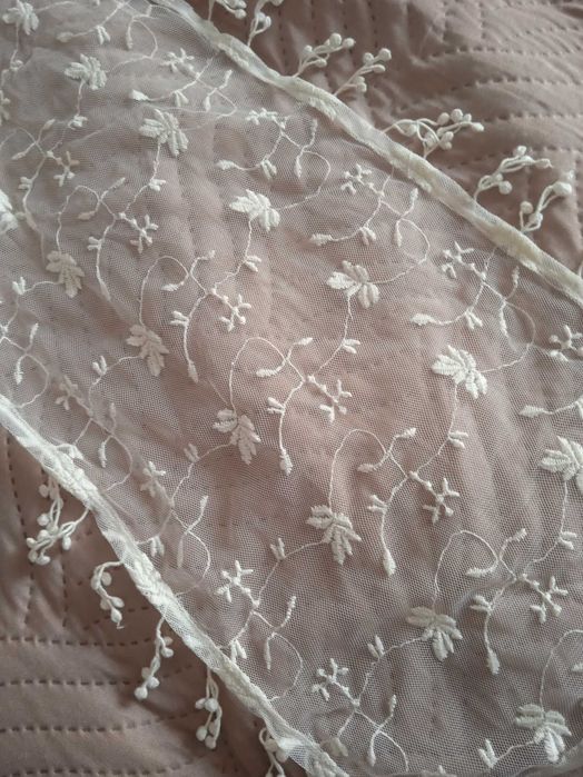 Стилен дамски бродиран шал