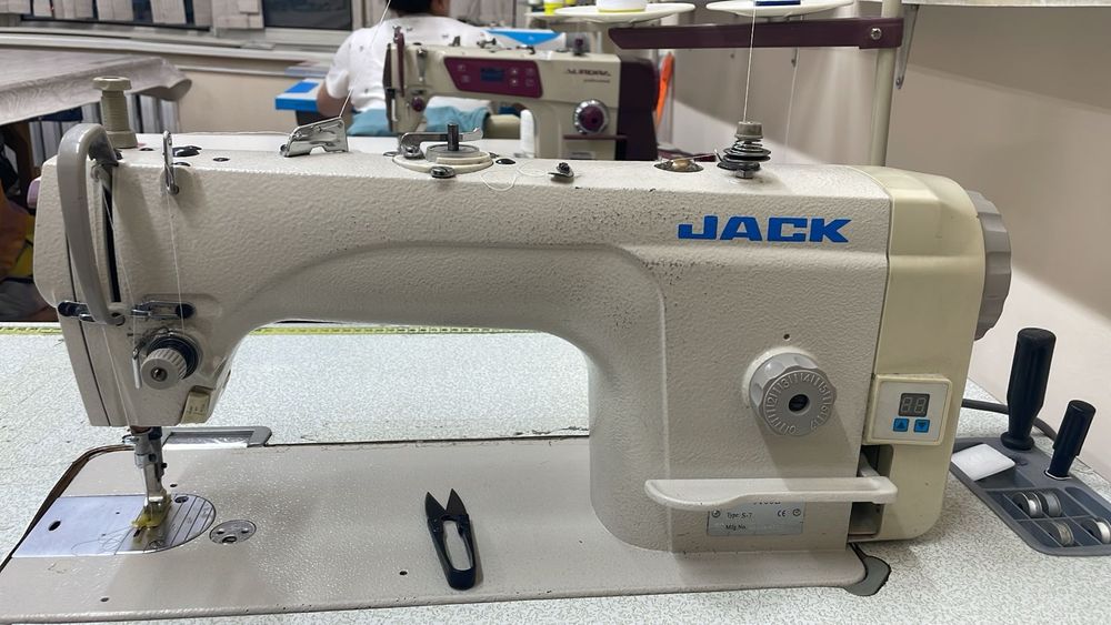 Швейная машина Jack