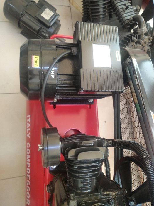 100 Литра Компресор за въздух с дебит 360л/Мин 12.5 Бара