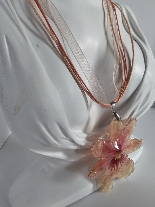 Нежно колие с естествен цвят на орхидея Камбрия и епоксидна смола