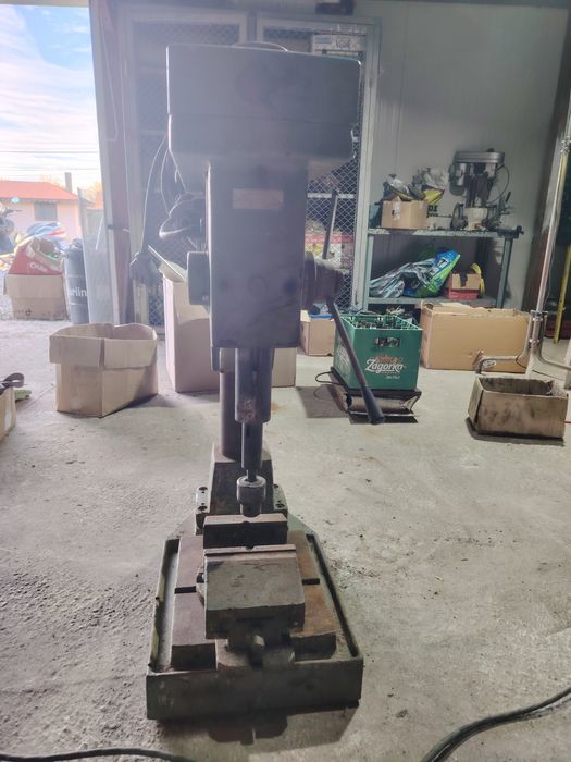 Настолна трифазна бормашина