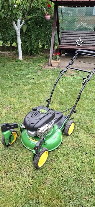 Mașină de tuns gazon John Deere model JS63 cu tractiune