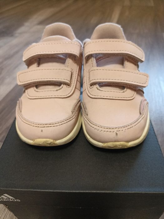 Продавам детски кецове Adidas номер 23