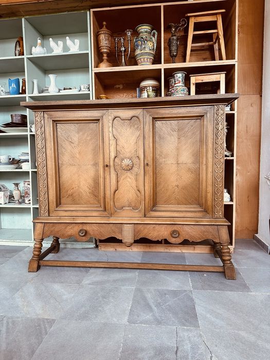 Антикварен дъбов шкаф / буфет с резба и фурнир
