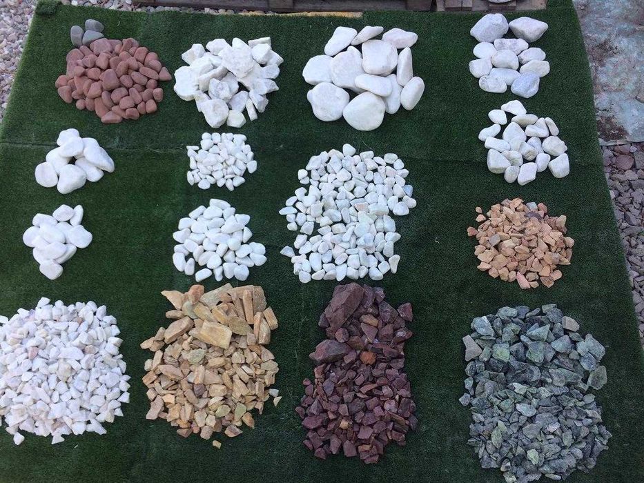 Белая мраморная крошка в мешках для отсыпки в саду клумб и цветников