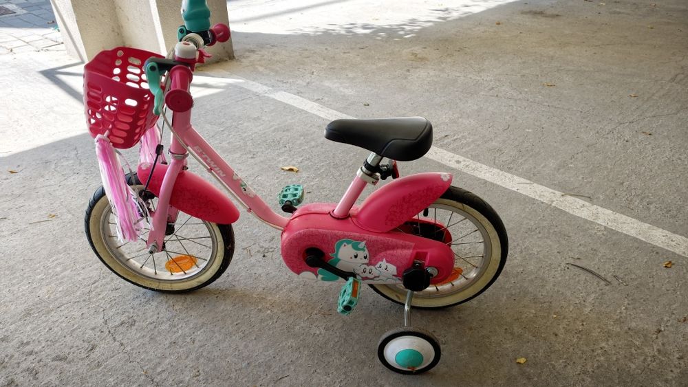 Bicicleta fetite roz cu roti ajutătoare