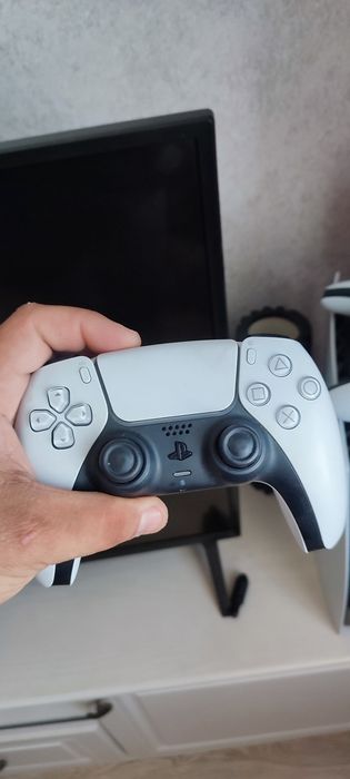 Продам Ps5 купил почти не играл